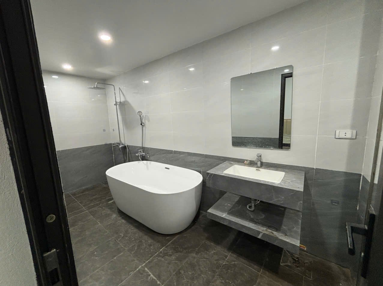 Căn hộ 2 Ngủ 1 Khách 100m2 tại Tầng 9 — ảnh 2